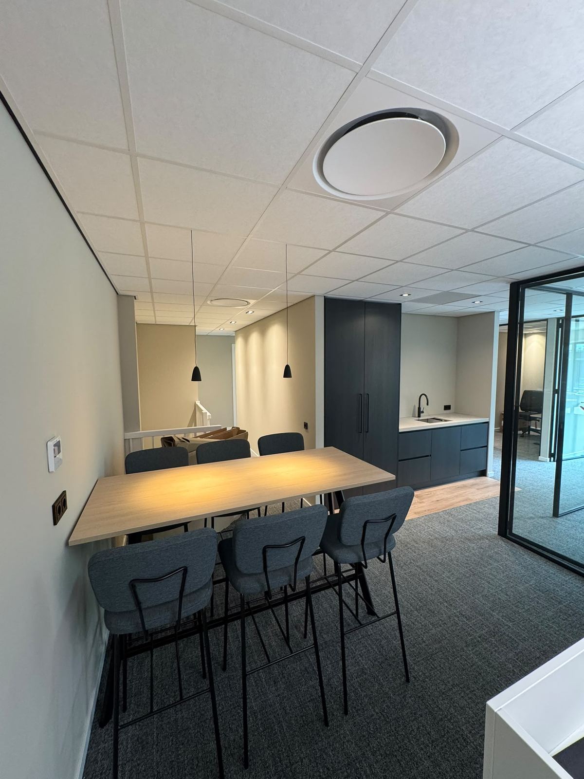 De pantry op het kantoor van Tweezaken